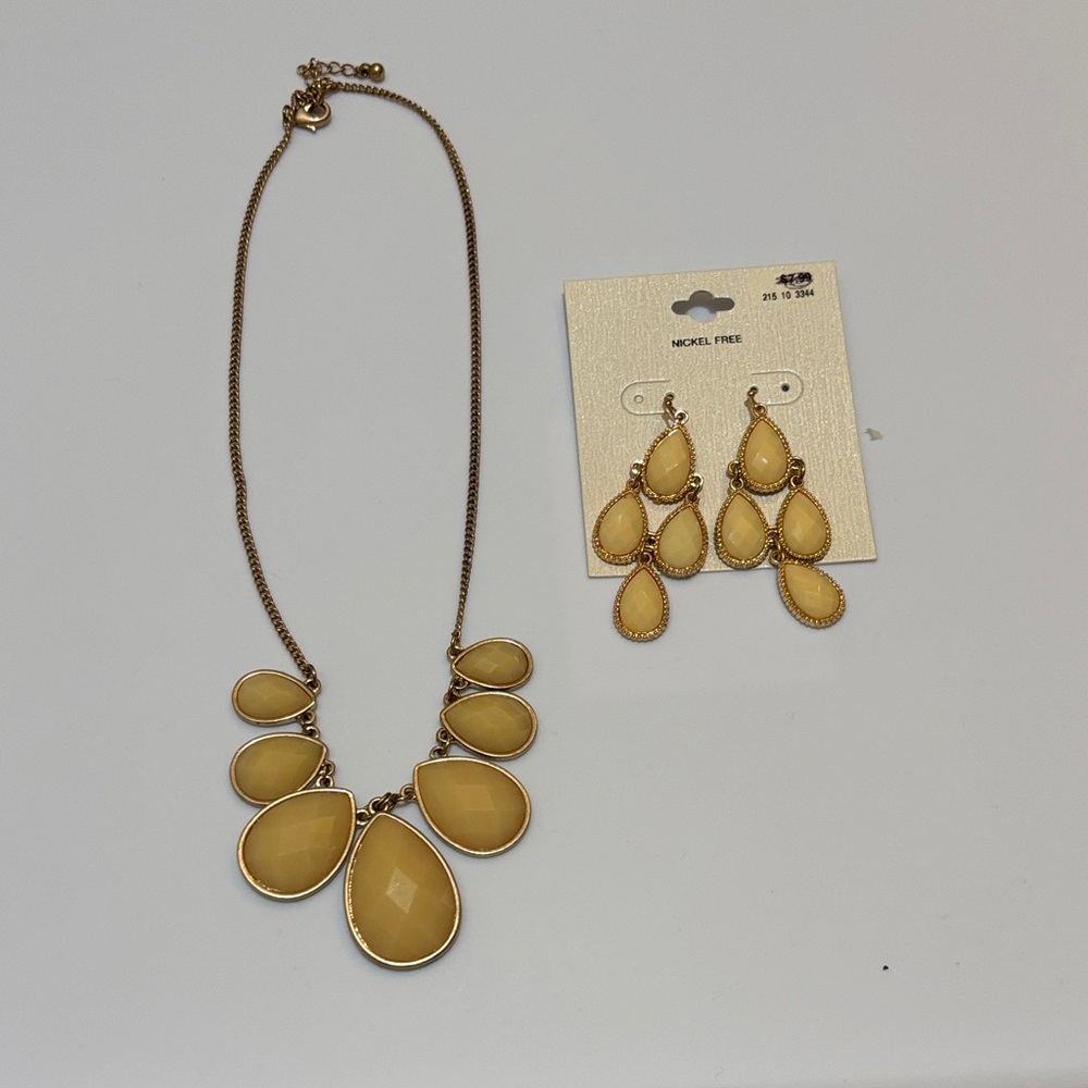 ⭐️ Costume Gold and Yellow/cream Teardrop Necklace and Earring Set